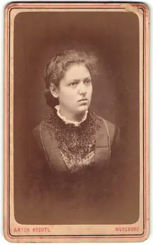 Fotografie Anton Kreutl, Würzburg, Portrait junge Frau mit zusammengebundenem Haar