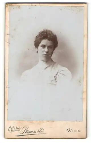 Fotografie Strauss & Co., Wien, Portrait junge Dame mit zusammengebundenem Haar