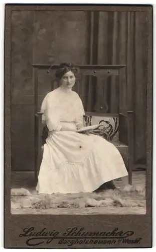 Fotografie Ludwig Schumacher, Borgholzhausen i/Westf., Portrait Fräulein in weissem Kleid