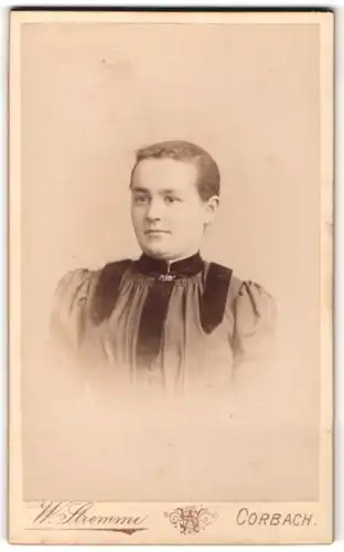 Fotografie W. Stremme, Corbach, Portrait junge Frau mit zusammengebundenem Haar