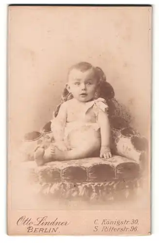 Fotografie Otto Lindner, Berlin, Portrait Säugling in Leibchen