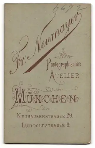 Fotografie Fr. Neumayer, München, Portrait Herr im Anzug mit Vollbart