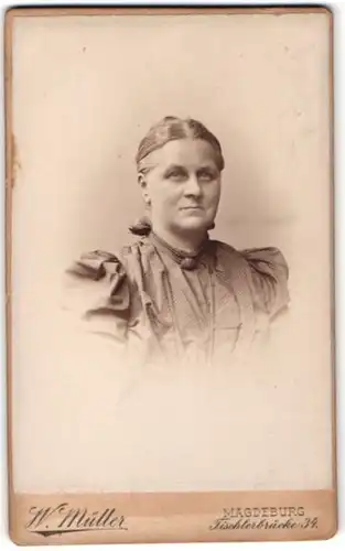Fotografie W. Müller, Magdeburg, Portrait ältere Dame in Bluse mit Puffärmeln