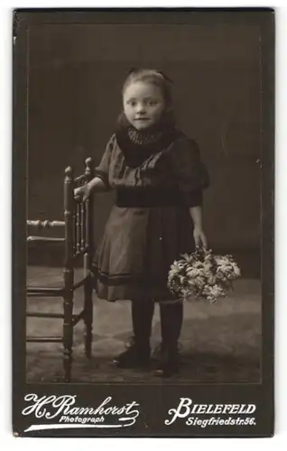 Fotografie H. Ramhorst, Bielefeld, Portrait niedliches kleines Mädchen mit Blumenkorb