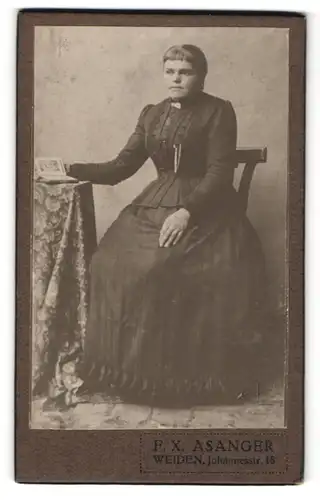 Fotografie F. X. Asanger, Weiden, Portrait junge Frau in festlicher Garderobe