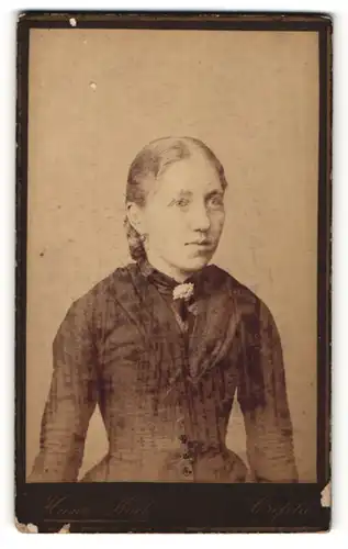 Fotografie Heinr. Koch, Crefeld, Portrait Fräulein mit zusammengebundenem Haar