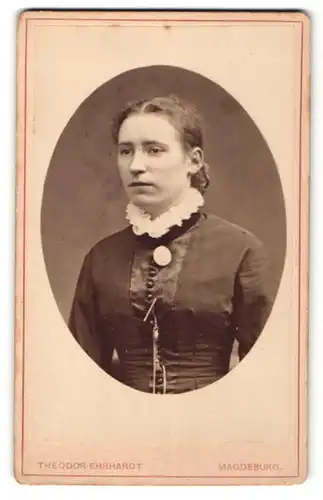 Fotografie Theodor Ehrhardt, Magdeburg, Portrait Frau mit zusammengebundenem Haar