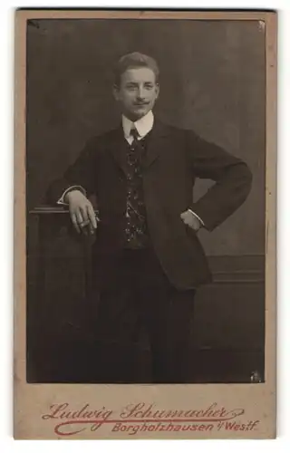 Fotografie Ludwig Schumacher, Borgholzhausen i/Westf., Portrait Herr in festlicher Garderobe