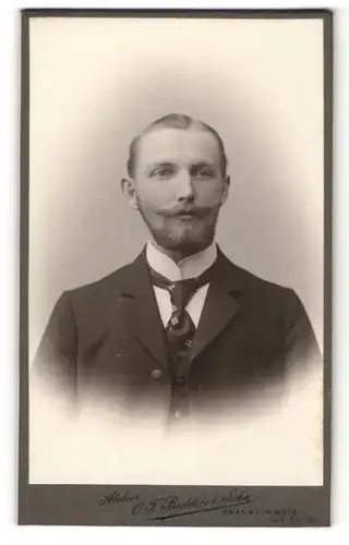 Fotografie C. F. Beddies & Sohn, Braunschweig, Portrait junger Herr mit Bart