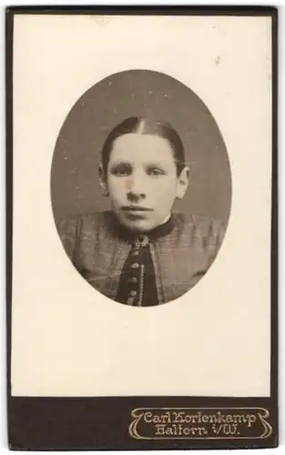 Fotografie Carl Kortenkamp, Haltern i/W, Portrait junge Frau mit zusammengebundenem Haar