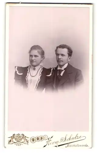 Fotografie Herm. Schulze, Bischofswerda, Portrait junges bürgerliches Paar