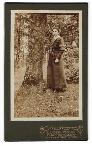 Fotografie Eugen Höhn, Gunzenhausen & Wassertrüdingen, Portrait junge Dame neben Baum