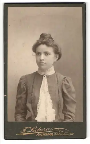 Fotografie F. Lukera, Amsterdam, Portrait junge Dame mit Hochsteckfrisur