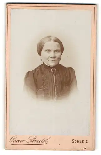 Fotografie Oscar Steudel, Schleiz, Portrait Frau mit zeitgenöss. Frisur