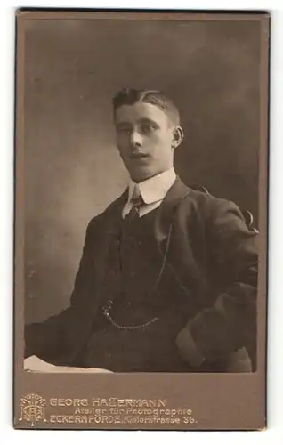 Fotografie Georg Haltermann, Eckernförde, Portrait junger Mann in Anzug