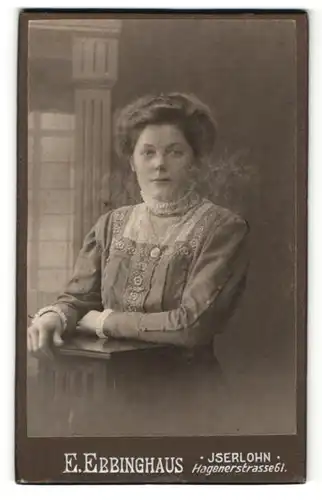 Fotografie E. Ebbinghaus, Iserlohn, Portrait junge Dame mit hochgebundenem Haar