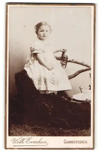 Fotografie Wilh. Everhan, Gummersbach, Portrait kleines Mädchen in Kleid