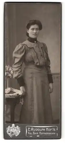 Fotografie E. Rudolph, Hof i. B., dunkelhaarige junge Schönheit mit Brosche und Halskette