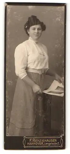 Fotografie F. Renziehausen, Hannover, lächelnde junge Dame mit hochgestecktem Haar und Zeitschrift in der Hand