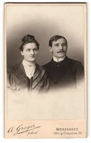 Fotografie A. Grieger, Berlin, Portrait schönes junges Paar mit interessanten Frisuren und eleganter Kleidung