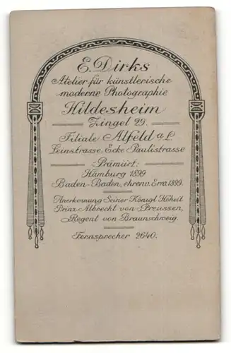 Fotografie E. Dirks, Hildesheim, Portrait charmanter betagter Herr mit Vollbart im eleganen Jackett