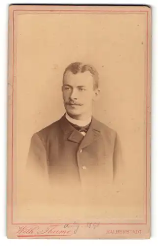 Fotografie Wilh. Thieme, Halberstadt, Portrait charmanter junger Mann mit Oberlippenbärtchen im Jackett