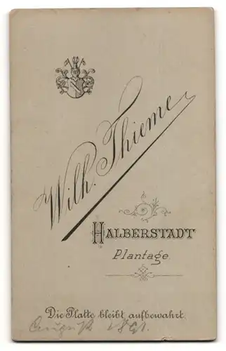 Fotografie Wilh. Thieme, Halberstadt, Portrait charmanter junger Mann mit Oberlippenbärtchen im Jackett