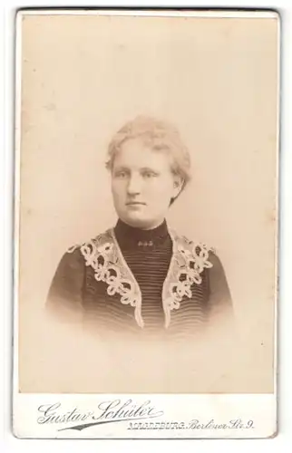 Fotografie Gustav Schüler, Magdeburg, Portrait blondes Fräulein in elegant bestickter Bluse