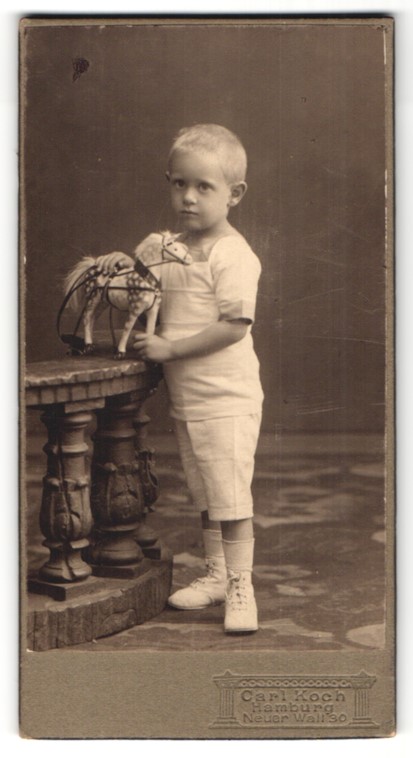 Fotografie Carl Koch, Hamburg, Knabe mit Spielzeug Pferd im Fotografie Knabe mit Spielzeug Pferd und Kutsche Nr. 8088962
