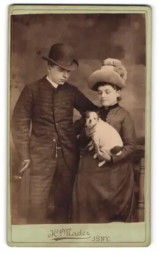 Fotografie H. Mader, Isny, junges Paar mit Hund im Foto-Atelier