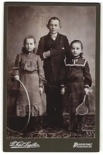 Fotografie G. Karl Lagilier, Duderstadt, Kinder mit Reif & Tennisschläger im Foto-Atelier