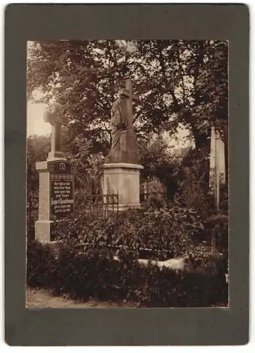 Fotografie Post Mortem, Friedhof, Grabstätte von Tierarzt August Lindebaum 1883-1910