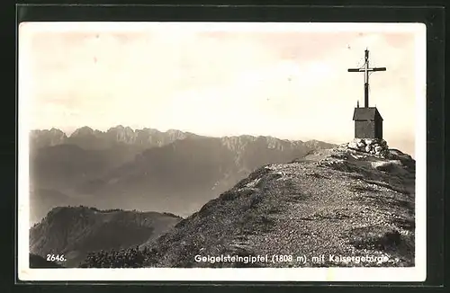 AK Geigelsteingipfel, Gipfelkreuz gegen Kaisergebirge