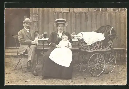 Foto-AK Familie mit Baby und Kinderwagen