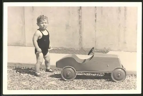 Foto-AK Kleinkind mit Spielzeugauto