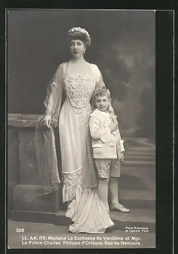 AK Madame la Duchesse de Vendôme et le Prince Charles-Philippe d'Orléans, Duc de Nemours