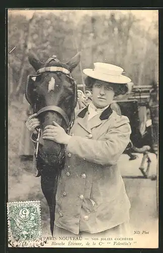 AK Paris Nouveau, Nos Jolies Cochères, Kutscherin Mme. Blanche Étienne streichelt ihr Pferd