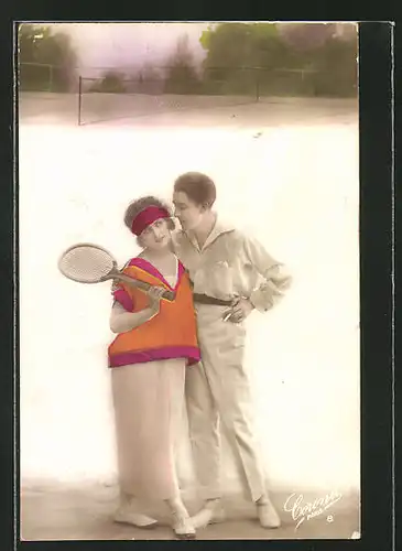 AK verliebtes Paar umarmt sich auf dem Tennisfeld