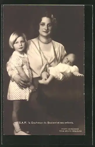 AK Herzogin von Belgien mit ihren Kindern