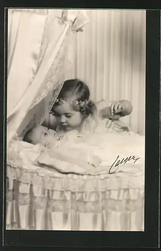 AK Prinzessin Margaretha von Schweden und die neugeborene Prinzessin Birgitta