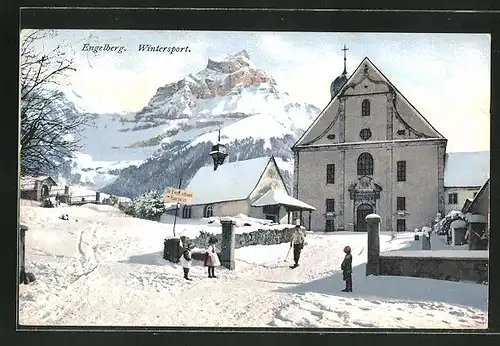 AK Engelberg, Strassenpartie im Schnee mit spielenden Kindern und Mann auf Skiern