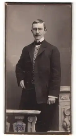 Fotografie Berthold Wurm, Helmstedt, junger Mann mit Brille und Schnauzbart