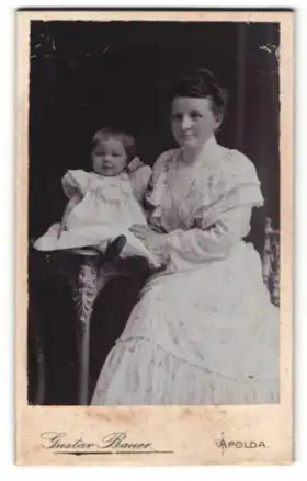 Fotografie Gustav Bauer, Apolda, Portrait Mutter mit Kleinkind