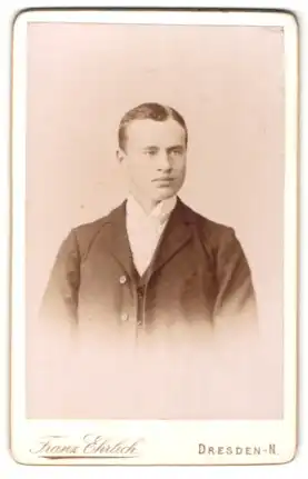 Fotografie Franz Ehrlich, Dresden-N, Portrait junger Mann in Anzug