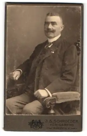 Fotografie J. S. Schroeder, Königsberg, Portrait betagter Herr mit Schnauzbart