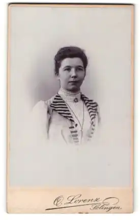 Fotografie O. Lorenz, Solingen, Portrait Frau mit zusammengebundenem Haar