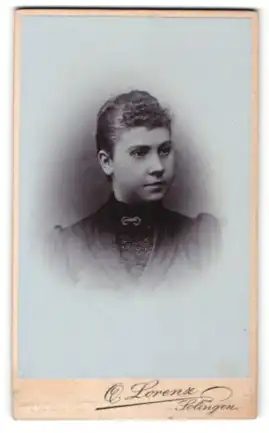 Fotografie O. Lorenz, Solingen, Portrait Mädchen mit zusammengebundenem Haar
