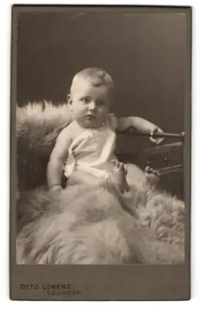 Fotografie Otto Lorenz, Solingen, Portrait Säugling in Leibchen