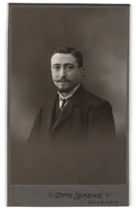 Fotografie Otto Lorenz, Solingen, Portrait Herr in Anzug