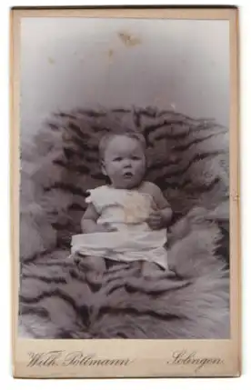 Fotografie Wilh. Pollmann, Solingen, Portrait Kleinkind in Leibchen